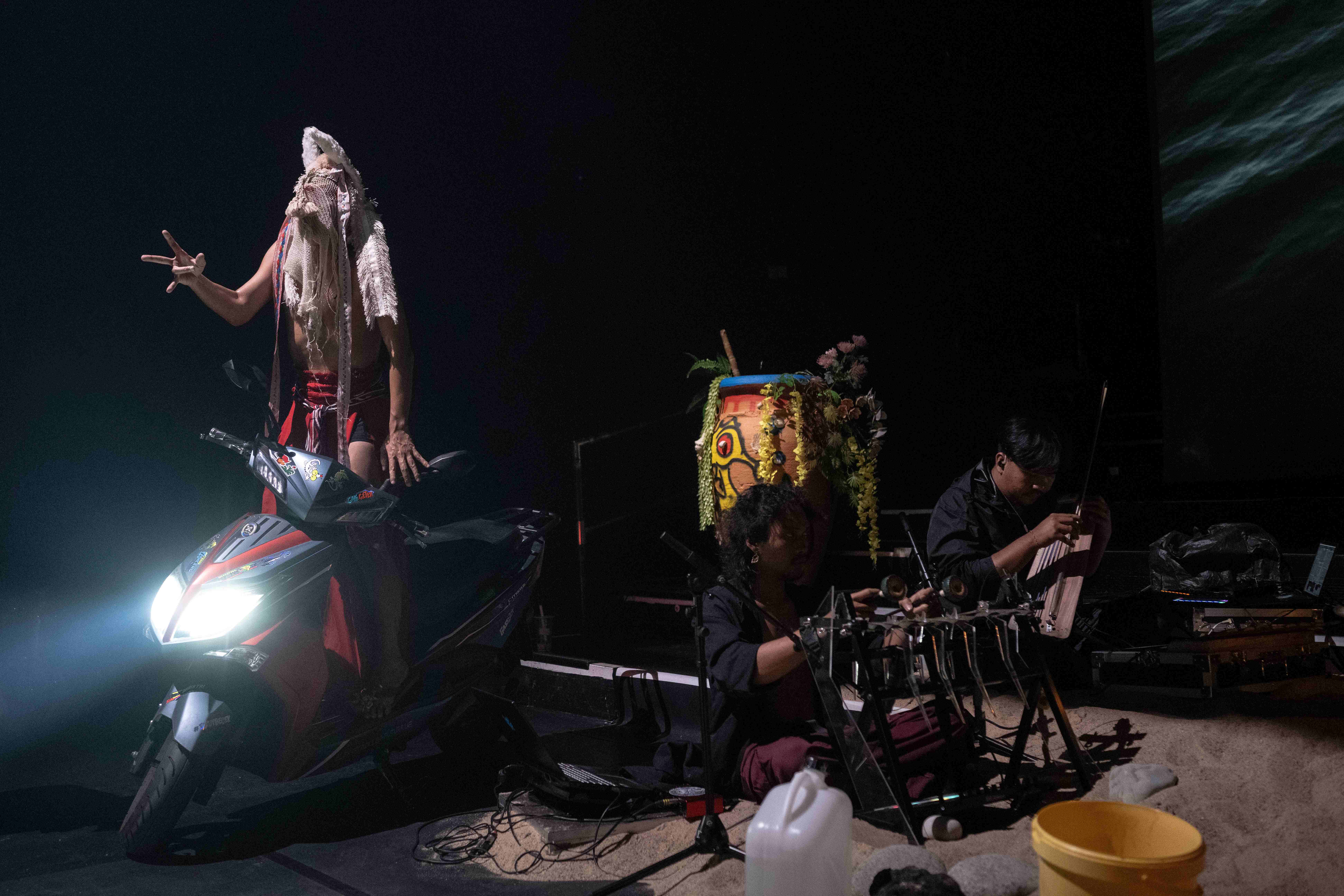 2026臺北藝術節/海籠/Ocean Cage - Tianzhuo Chen and Siko Setyanto - 5 May 2024 - HAU - Berlin © Camille Blake-48小